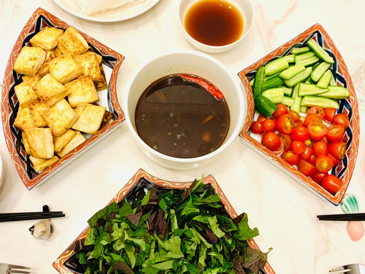 Bún đậu hũ xì dầu với rau thơm chay