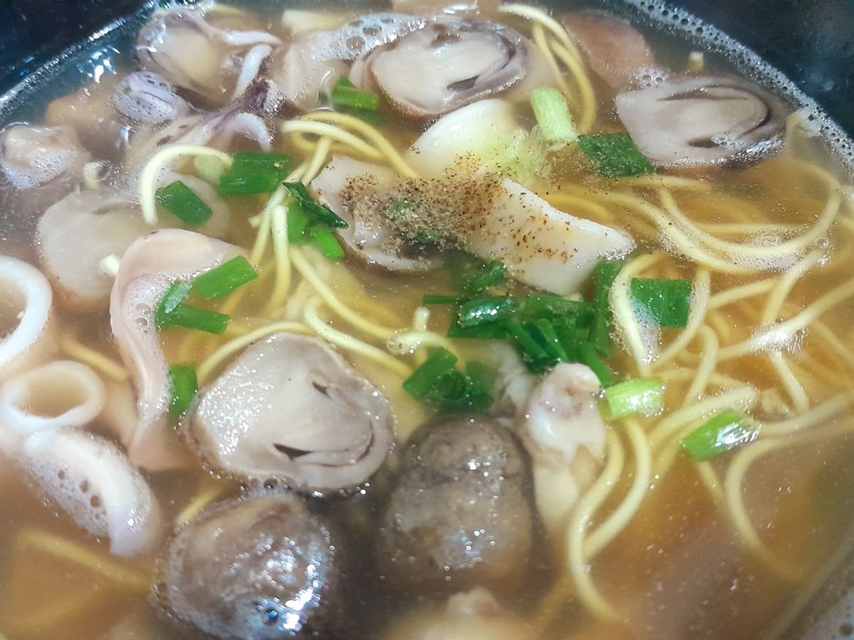Mì mực nấu nấm