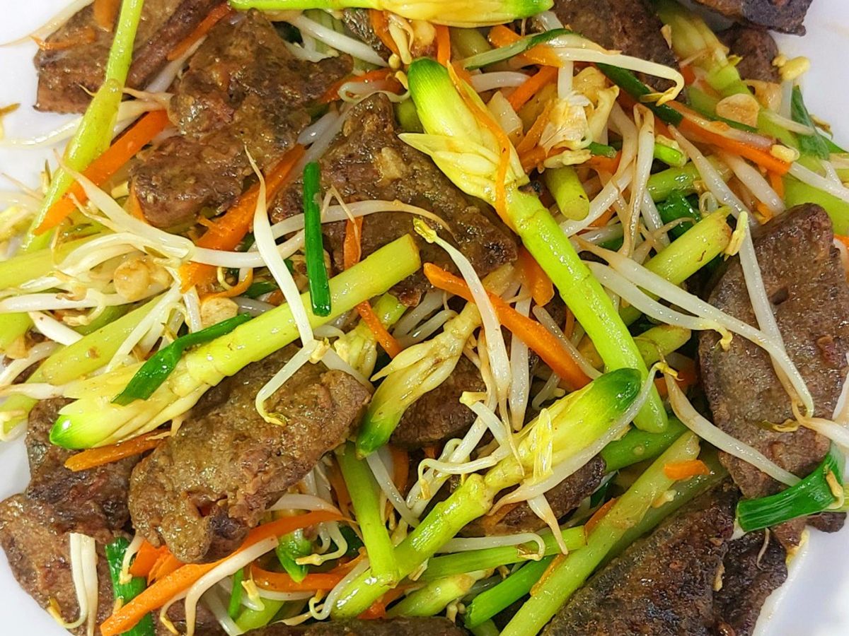 Gan heo chiên xào hoa gừng, giá đỗ và cà rốt