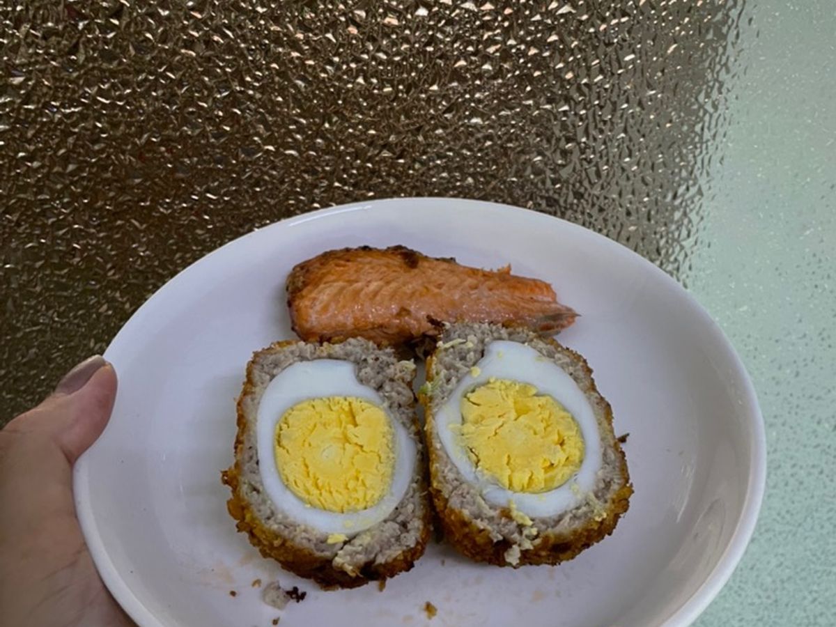 Trứng bọc thịt rán
