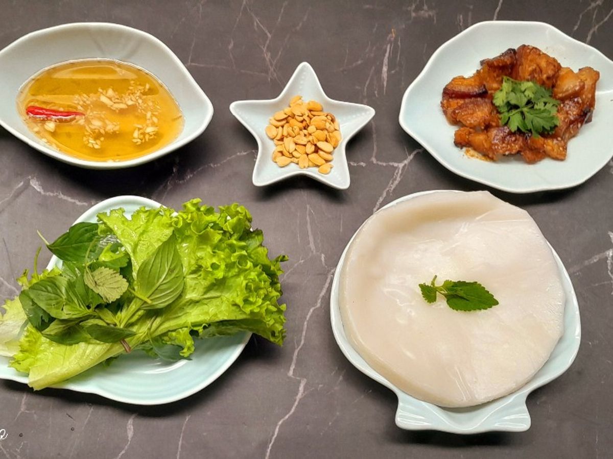 Mì lá tươi cuốn thịt nướng