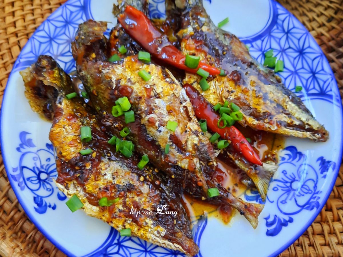 Cá chỉ vàng kho tiêu