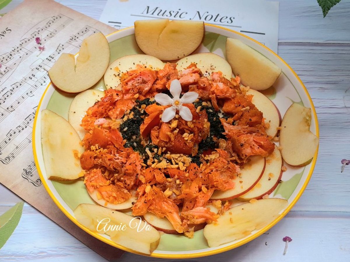 Salad cá hồi rong biển