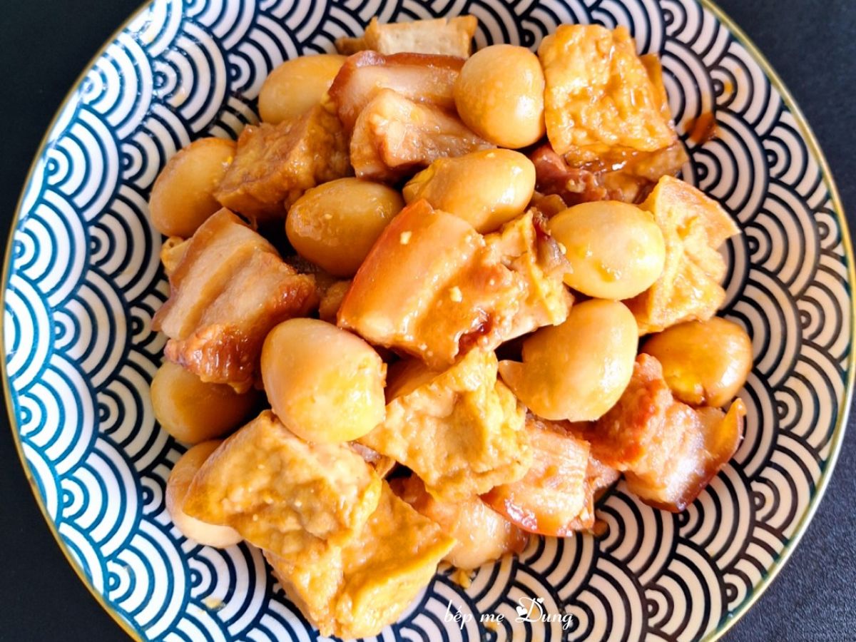 Thịt kho đậu hũ, trứng cút