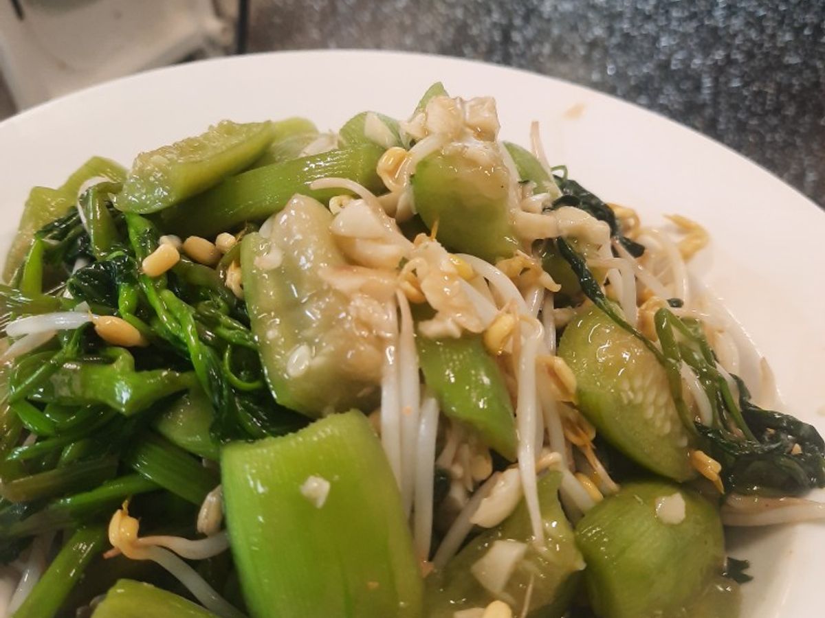 Mướp, rau muống, giá đỗ xào (món chay)