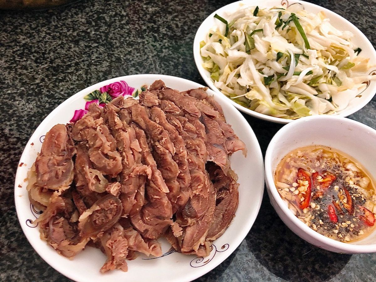 Bắp Bò Luộc Mắm Gừng
