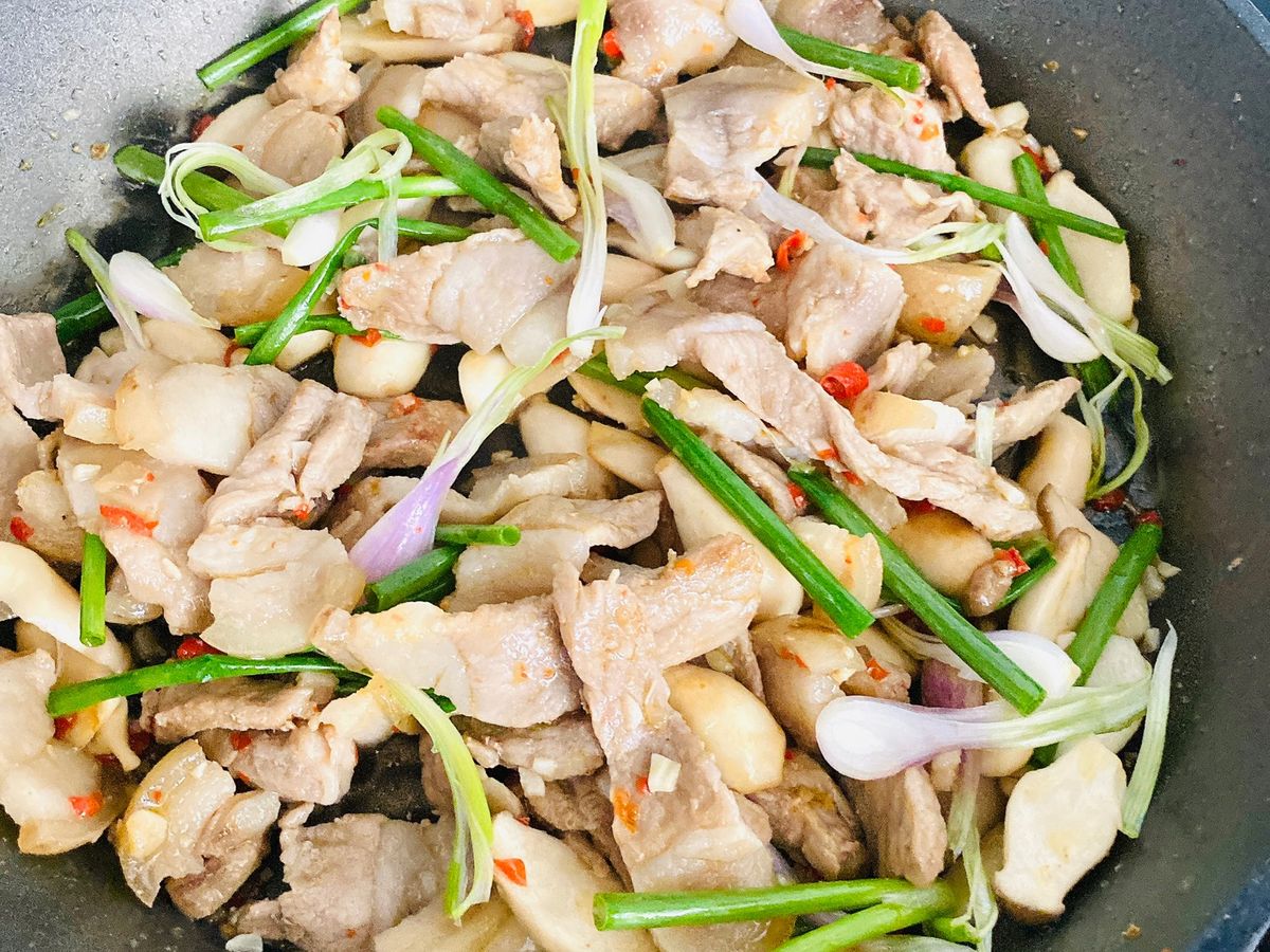 Thịt Heo Rừng Xào Nấm Đùi Gà
