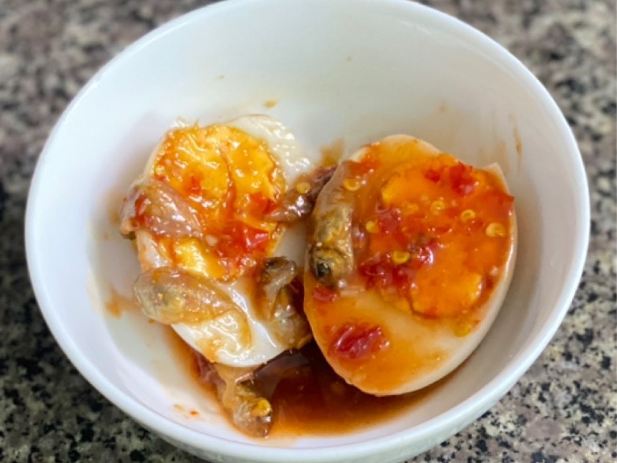 Trứng Luộc Mắm Cá Rò