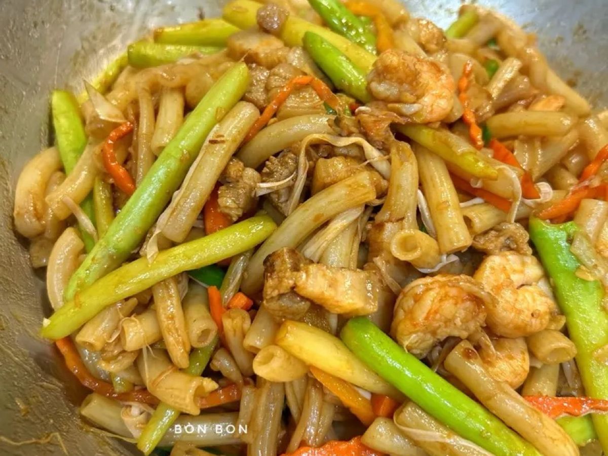 Nui xào tôm thịt măng tây