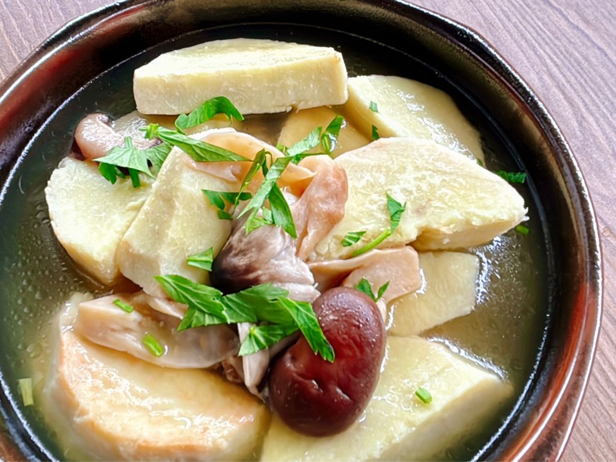 Canh khoai môn sáp nấu nấm
