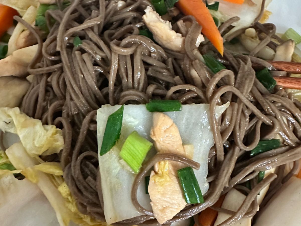 MÌ SOBA XÀO VỚI ỨC GÀ, RAU CỦ KHOẺ ĐẸP