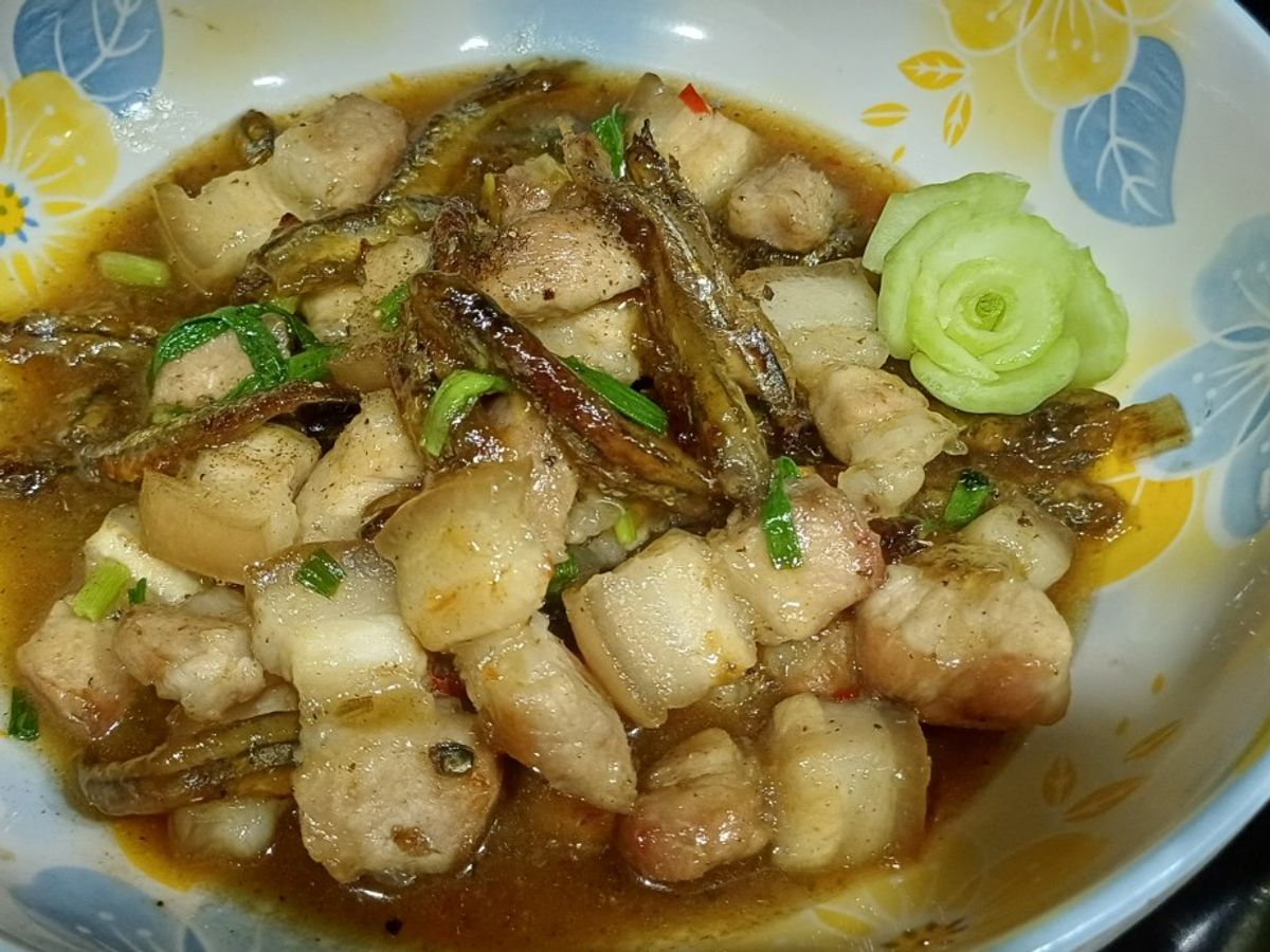 Cá cơm chiên giòn kho thịt