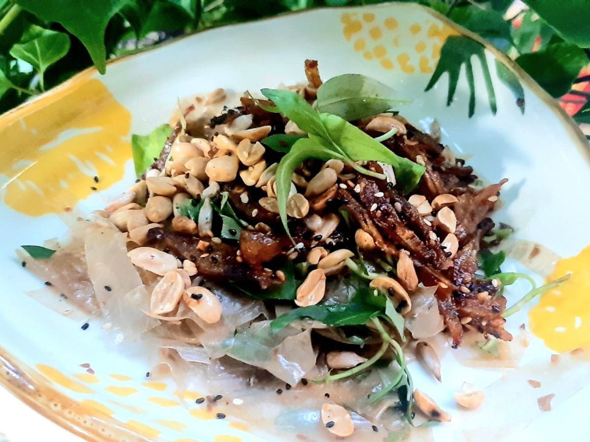 Bánh tráng trộn cá cơm rim