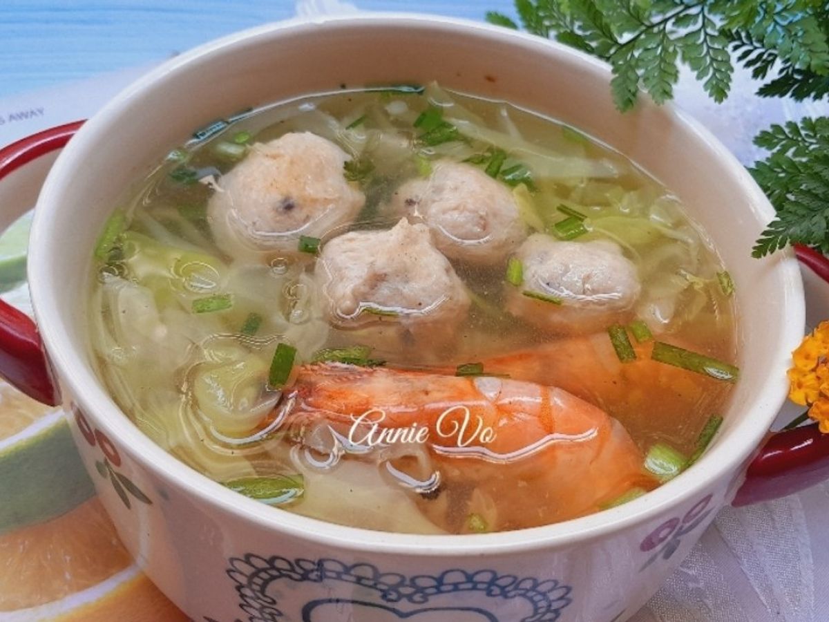 Canh bắp cải nấu tôm thịt viên