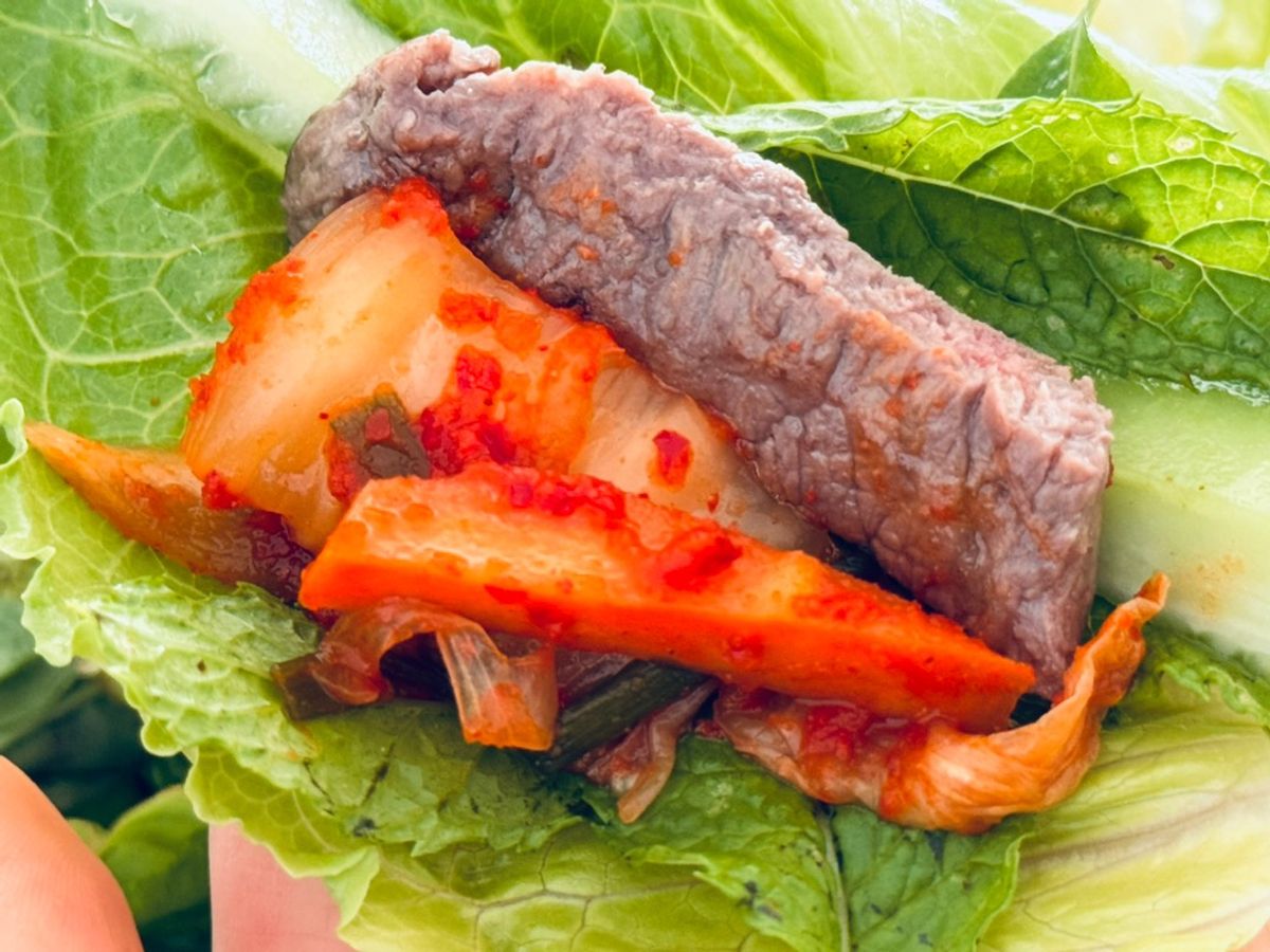 Rau Diếp Cuốn Phi Lê Bò Áp Chảo & Kim Chi Chấm Sốt Ssamjang Hàn Quốc