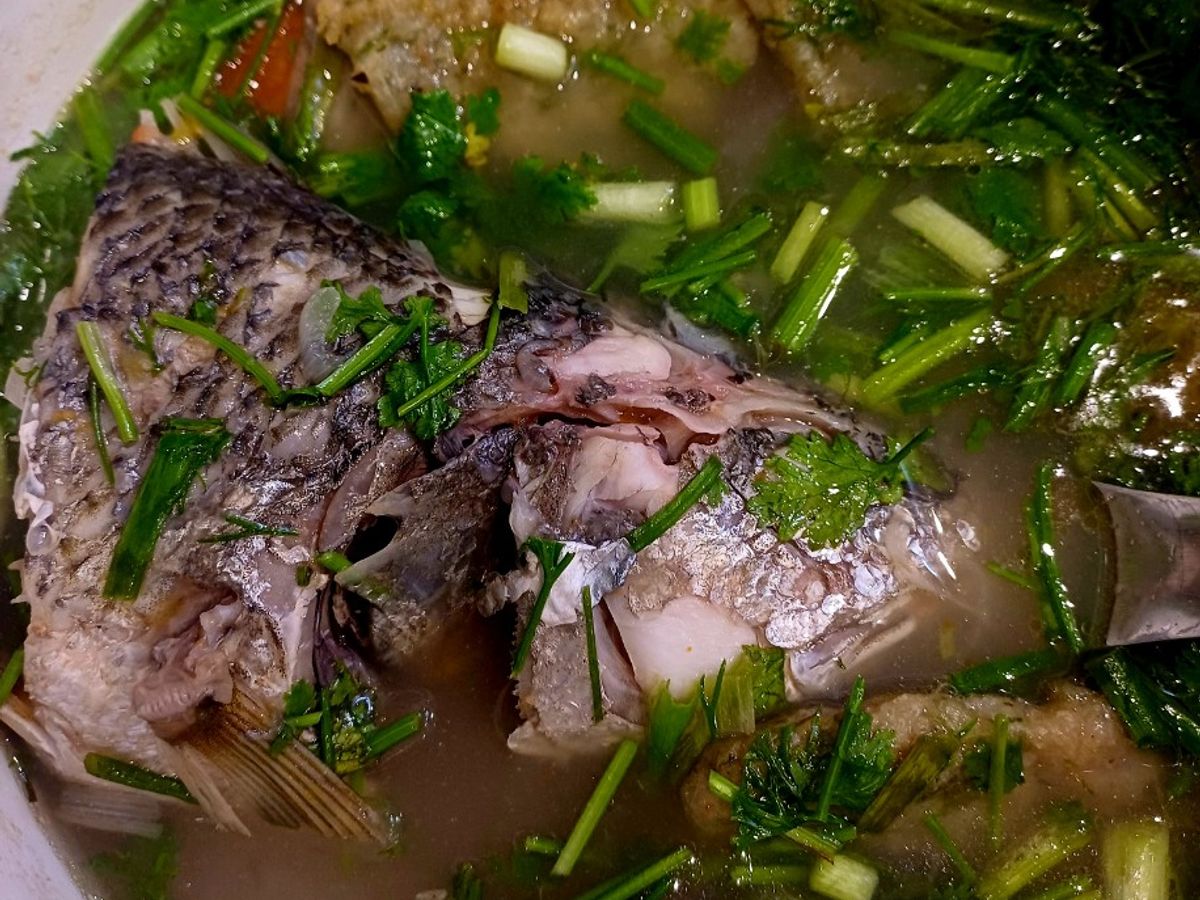 Cá sủ nấu canh chua với chả cá