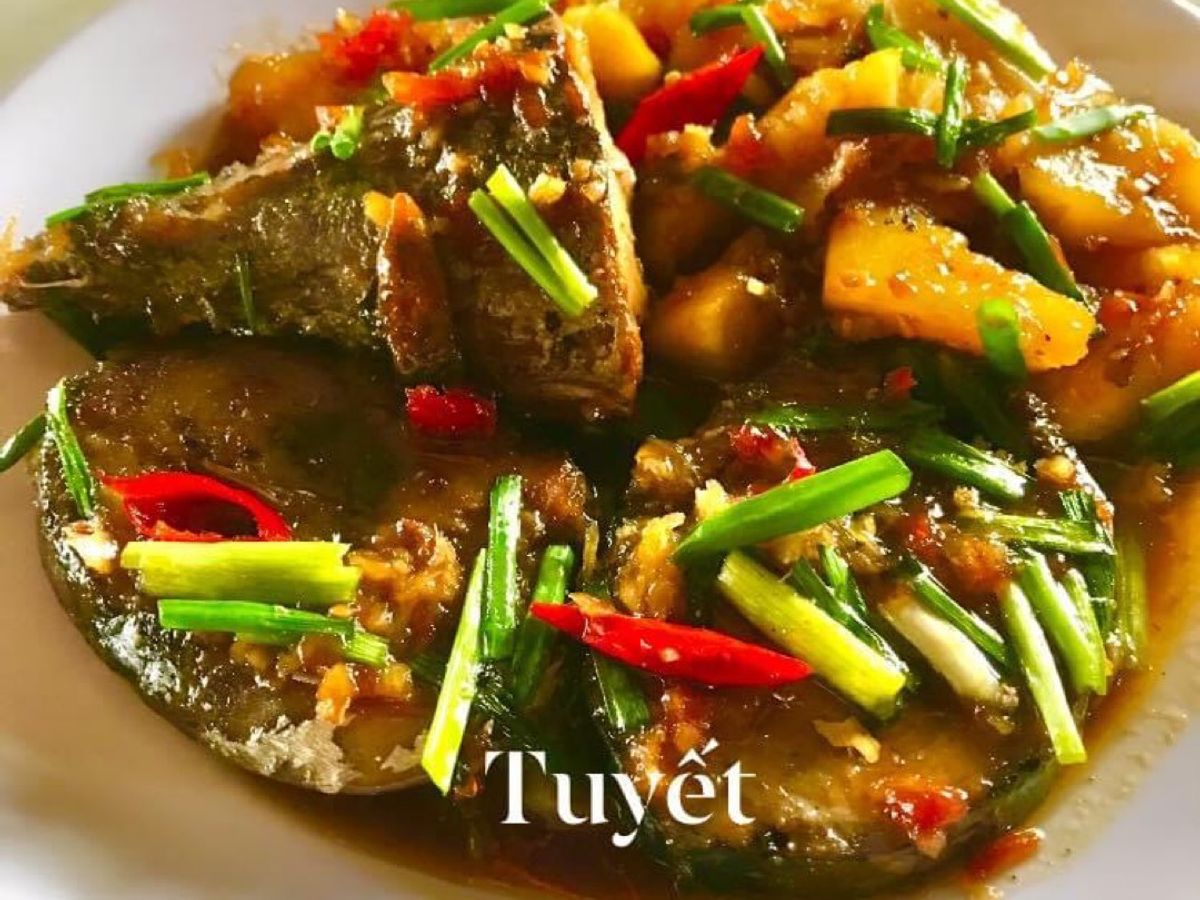 Cá ngừ kho thơm (khóm, dứa) cà chua