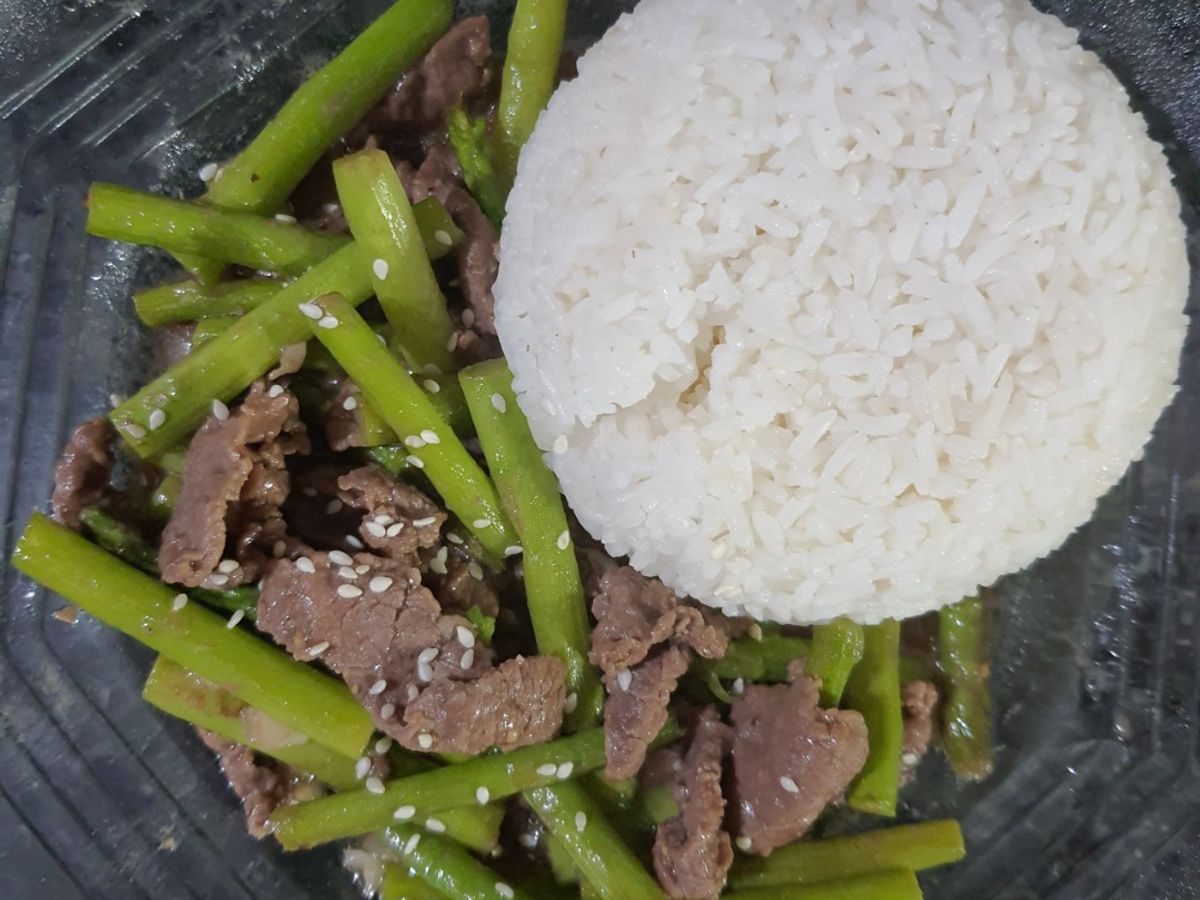 Cơm bò xào măng tây