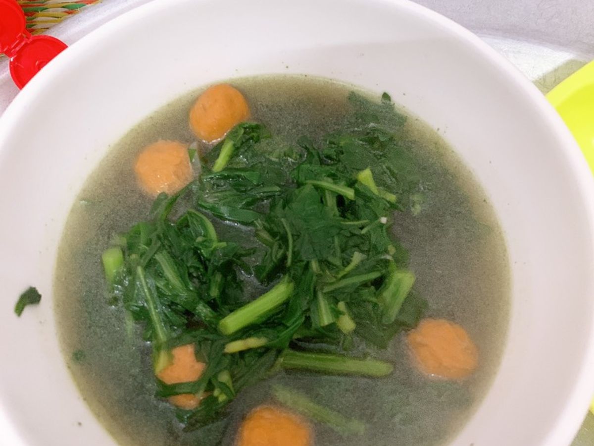Canh cải cúc nấu tôm viên