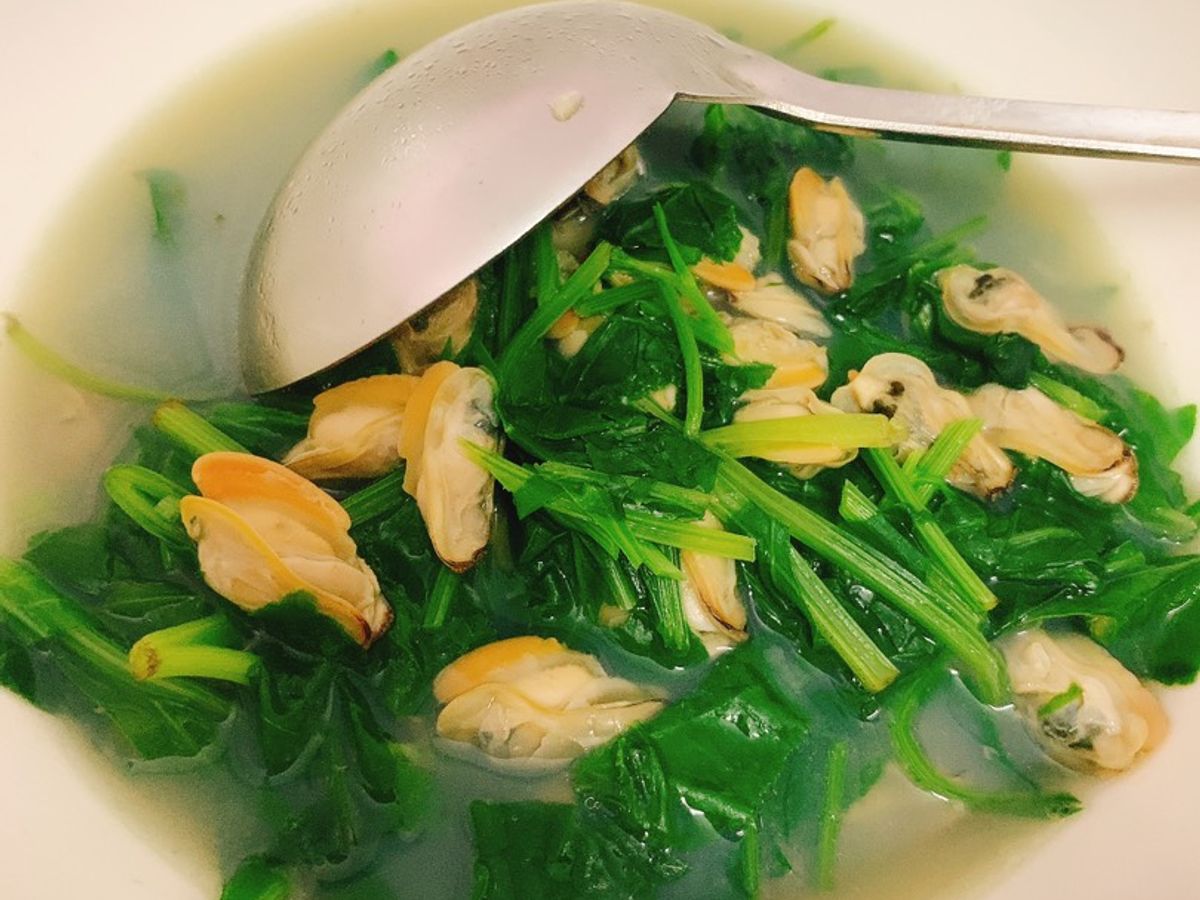 Canh trùng trục nấu rau cải bó xôi