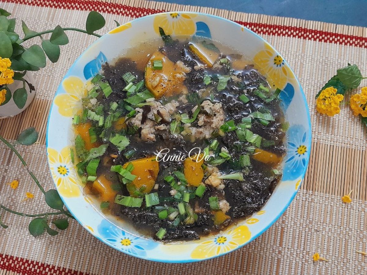 Canh bí đỏ rong biển thịt viên đông trùng