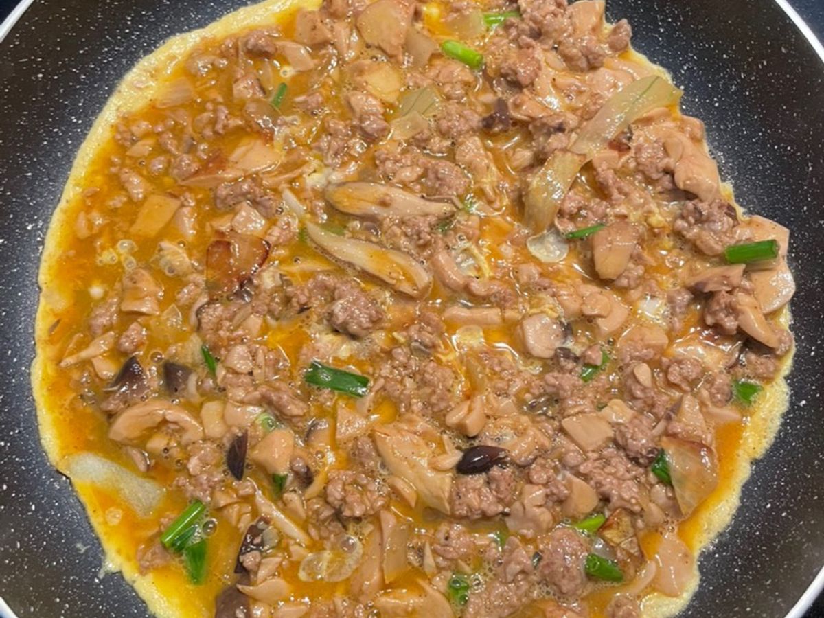Trứng cuộn nhân thịt bò và nấm