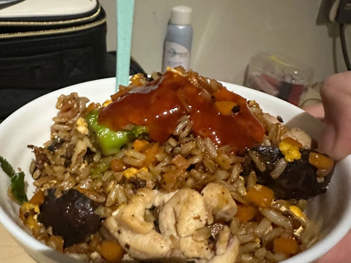 Cơm gạo lứt rang rau củ (Stir-fried brown rice with veggies)
