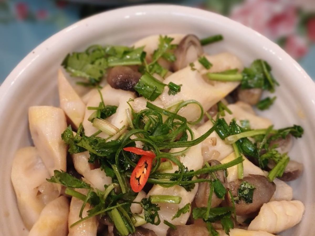 Măng tươi (hoặc măng sặt) xào nấm rơm