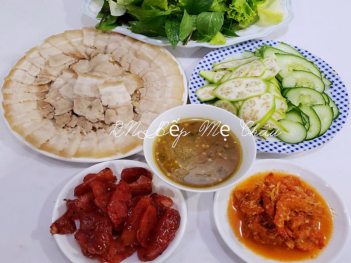 Cuốn bánh tráng thịt luộc, tôm chua