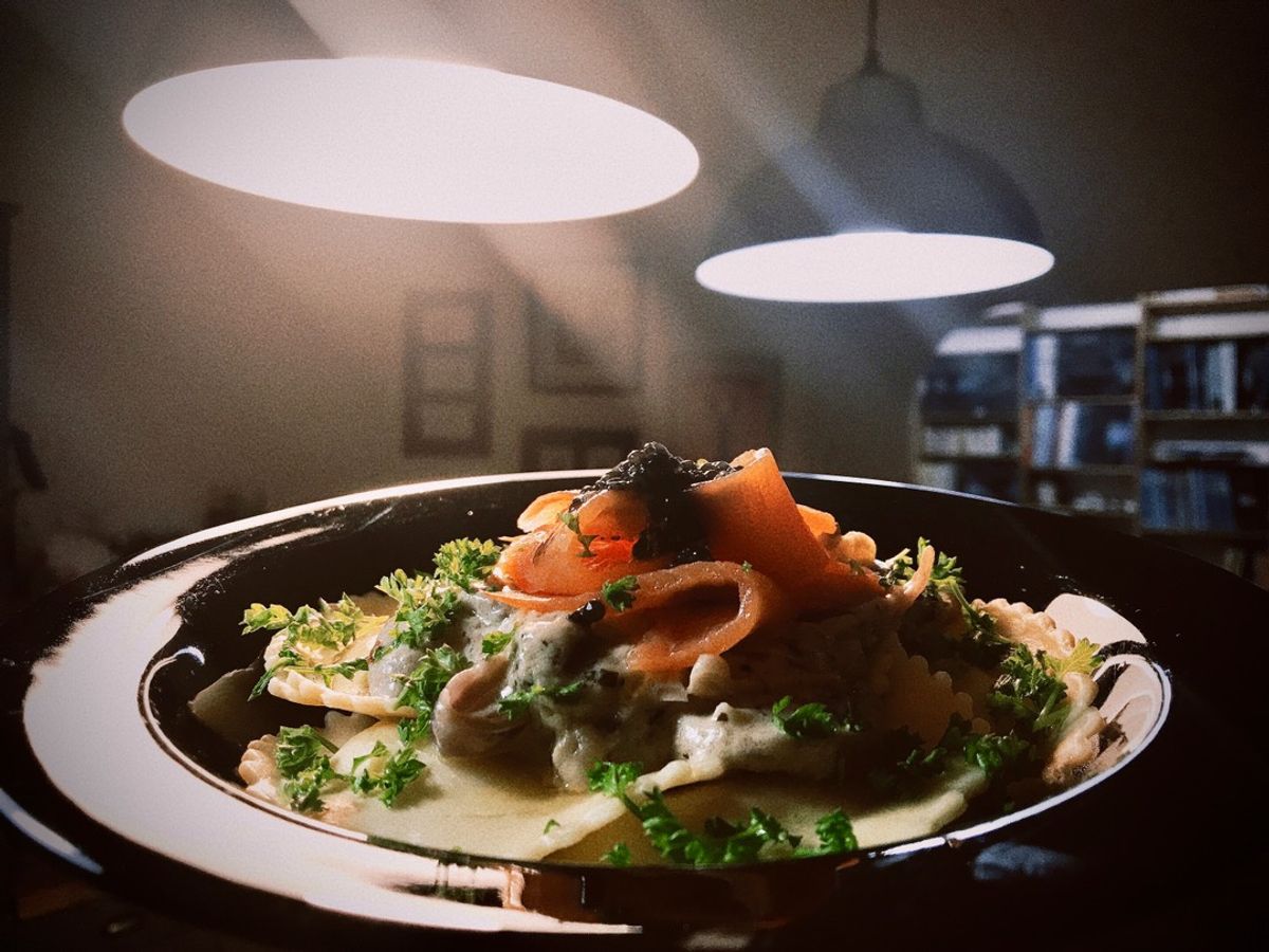 Ravioli Sốt Kem Nấm Topping Cá Hồi Xông Khói & Trứng Cá Caviar