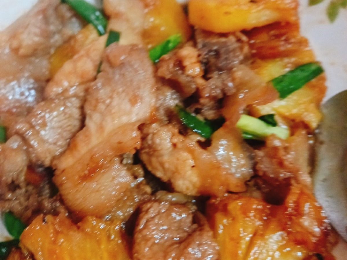 Thịt đùi heo xào khóm