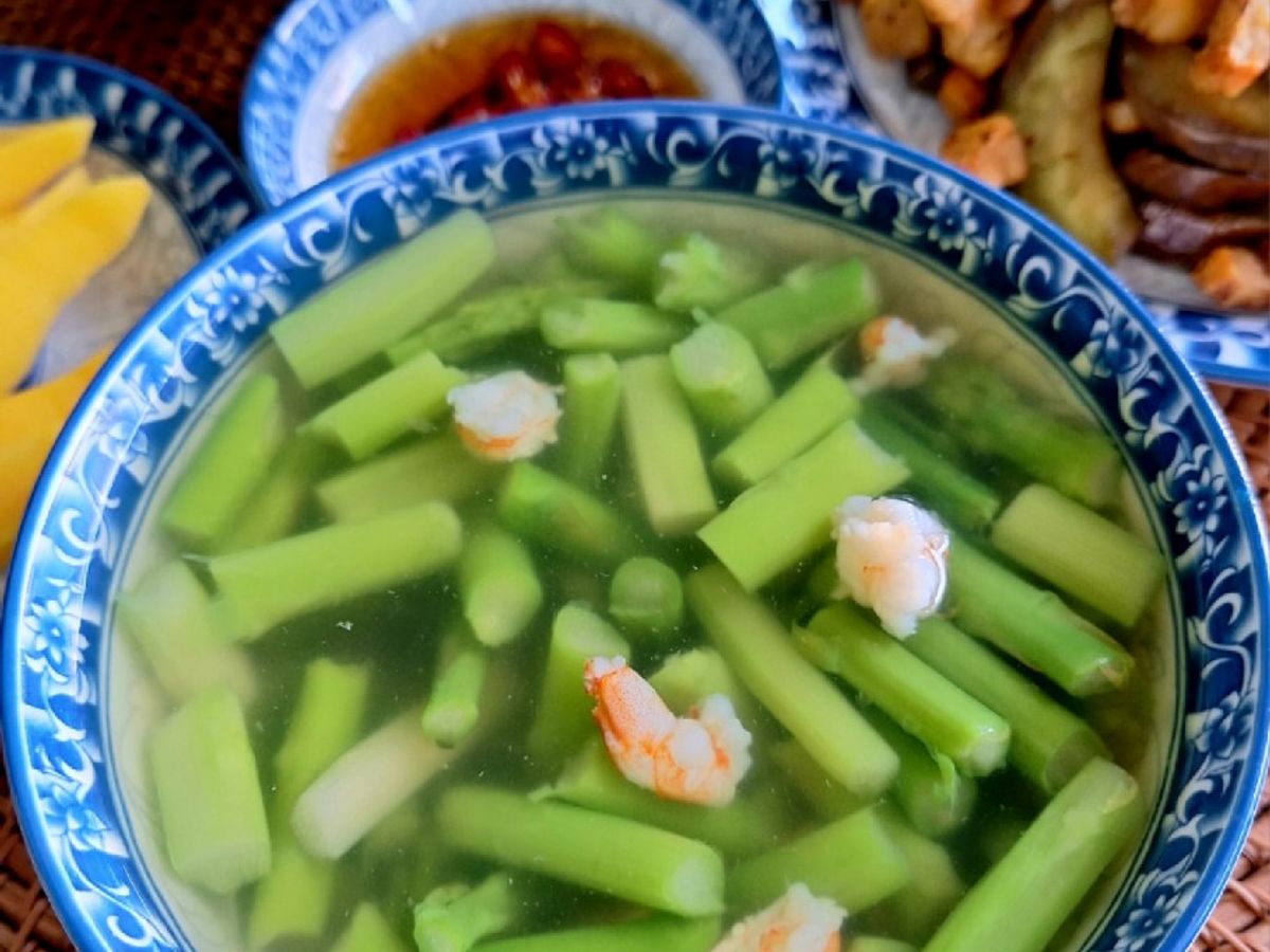 Canh măng tây nấu tôm