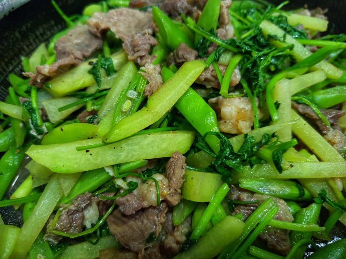 Thịt bò xào su su, ngò rí