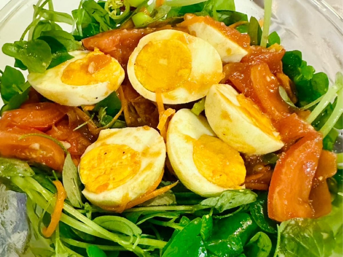 Rau càng cua trộn trứng sốt cà chua siêu nhanh