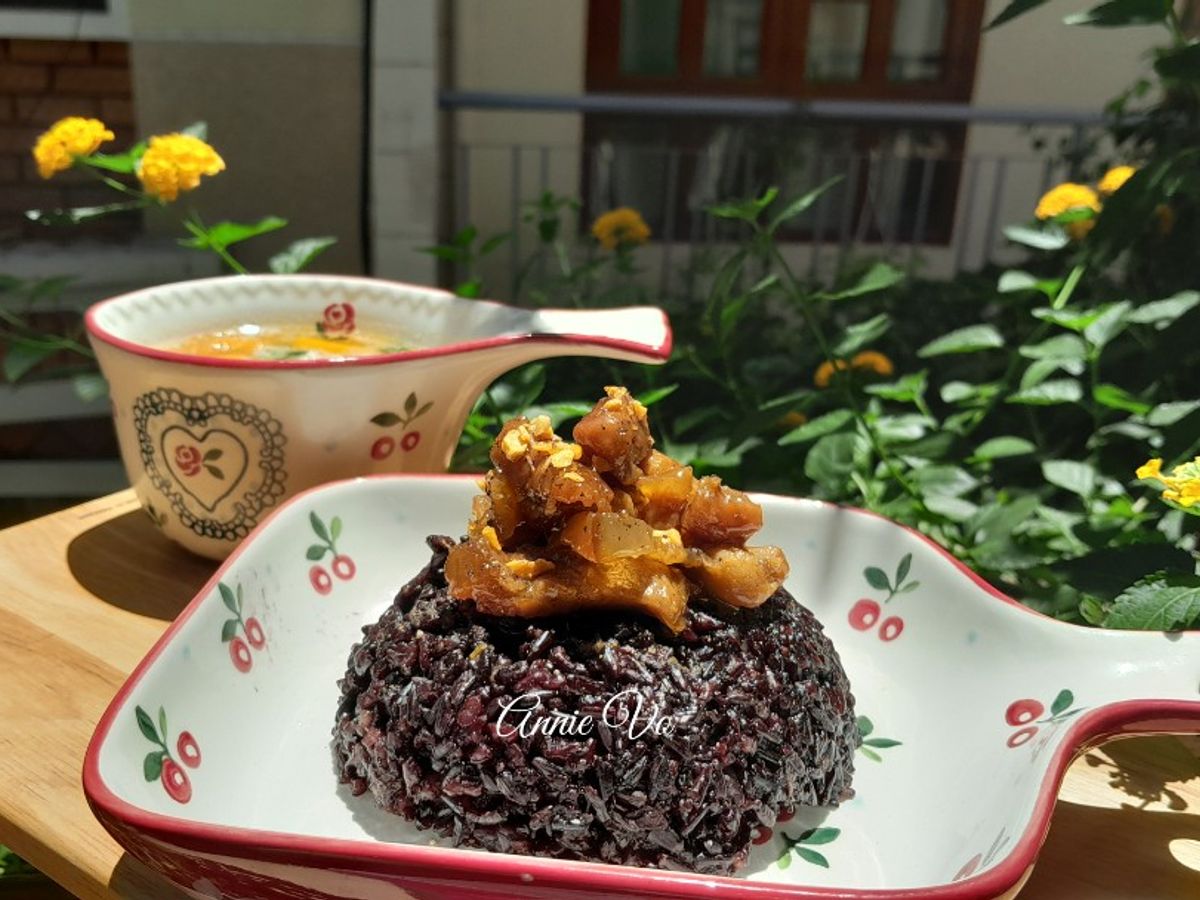 Cơm gạo lứt thịt rang mắm ruốc