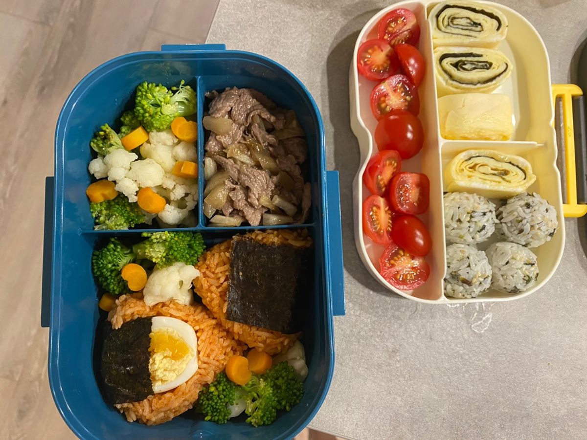 Bento box 14: cơm nắm gochujang + trứng cuộn + thịt bò xào + rau củ