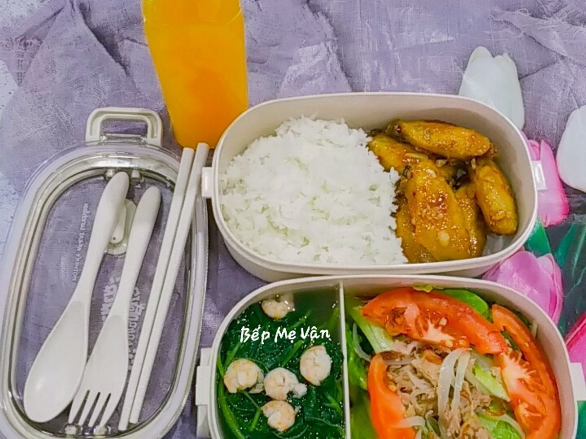 Hộp Cơm Vui Vẻ 6:(Cánh gà chiên nước mắm,Salad cá ngừ...)