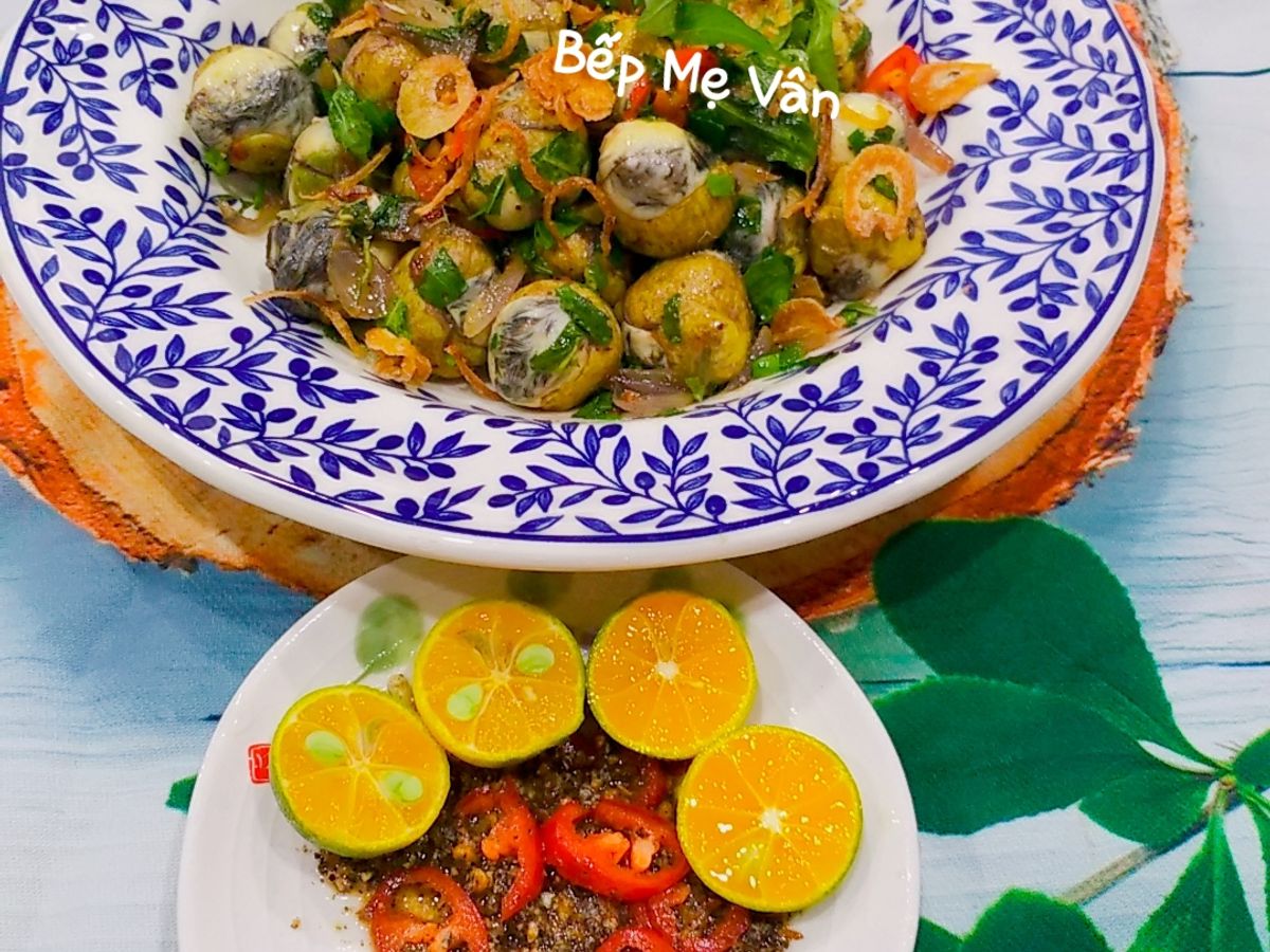 Trứng cút lộn xào hành,rau răm