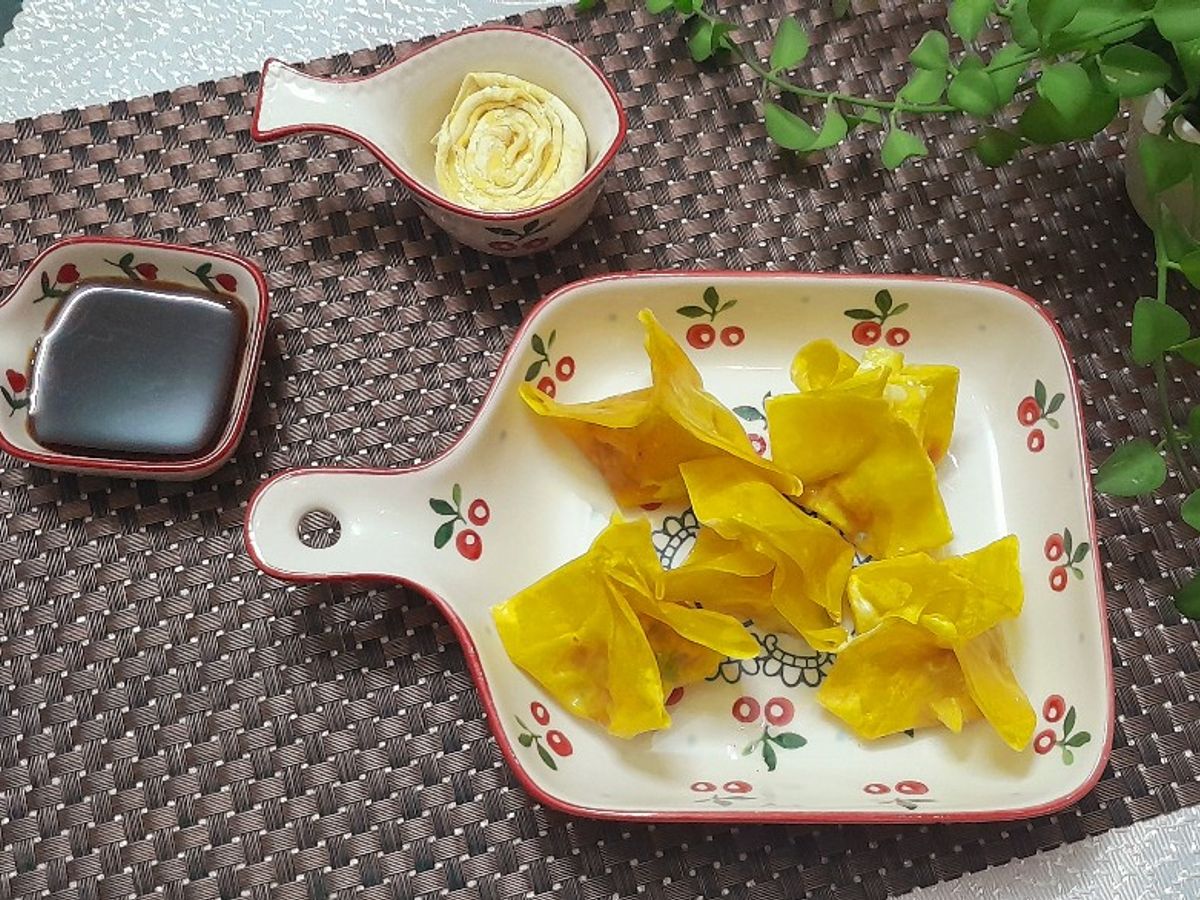 Hoành thánh gói thịt hấp chấm nước tương