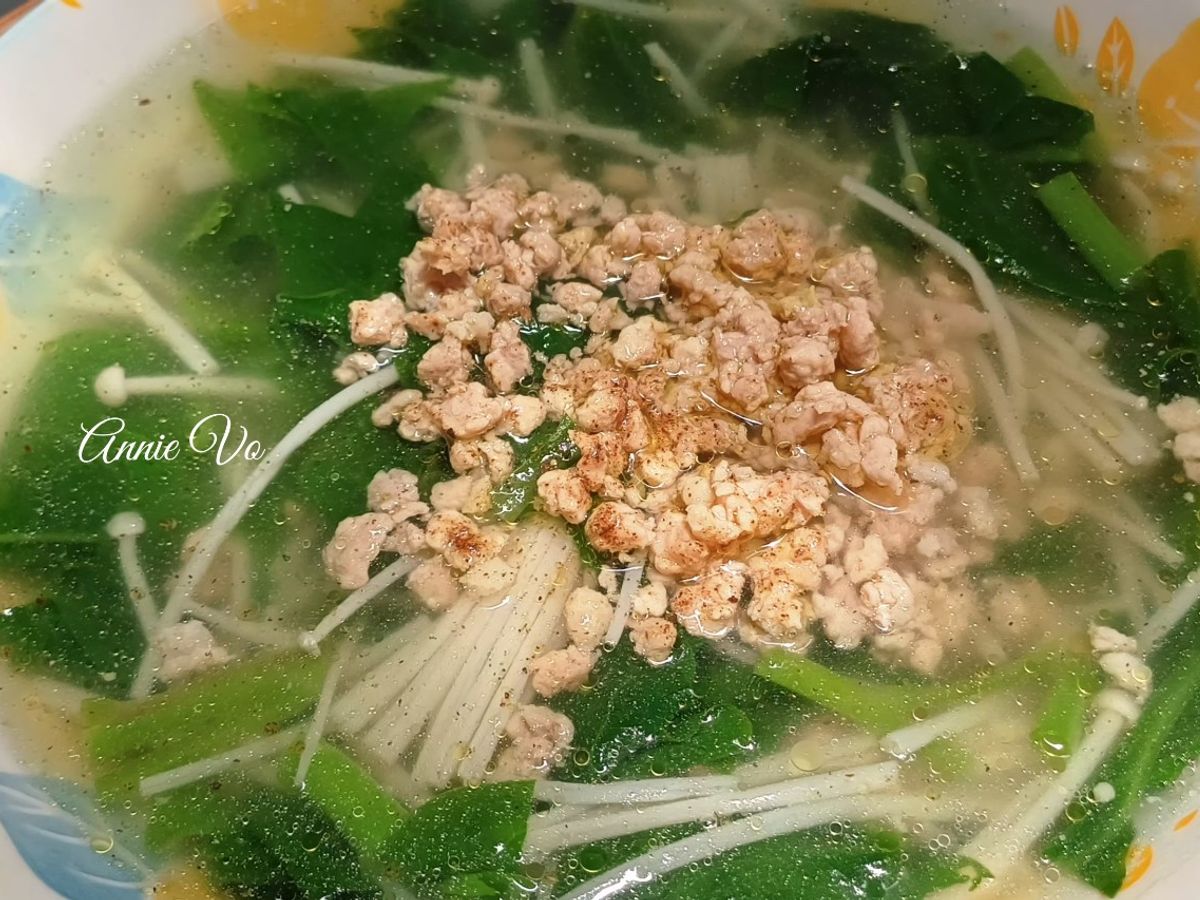 Canh mồng tơi nấm nấu thịt xay