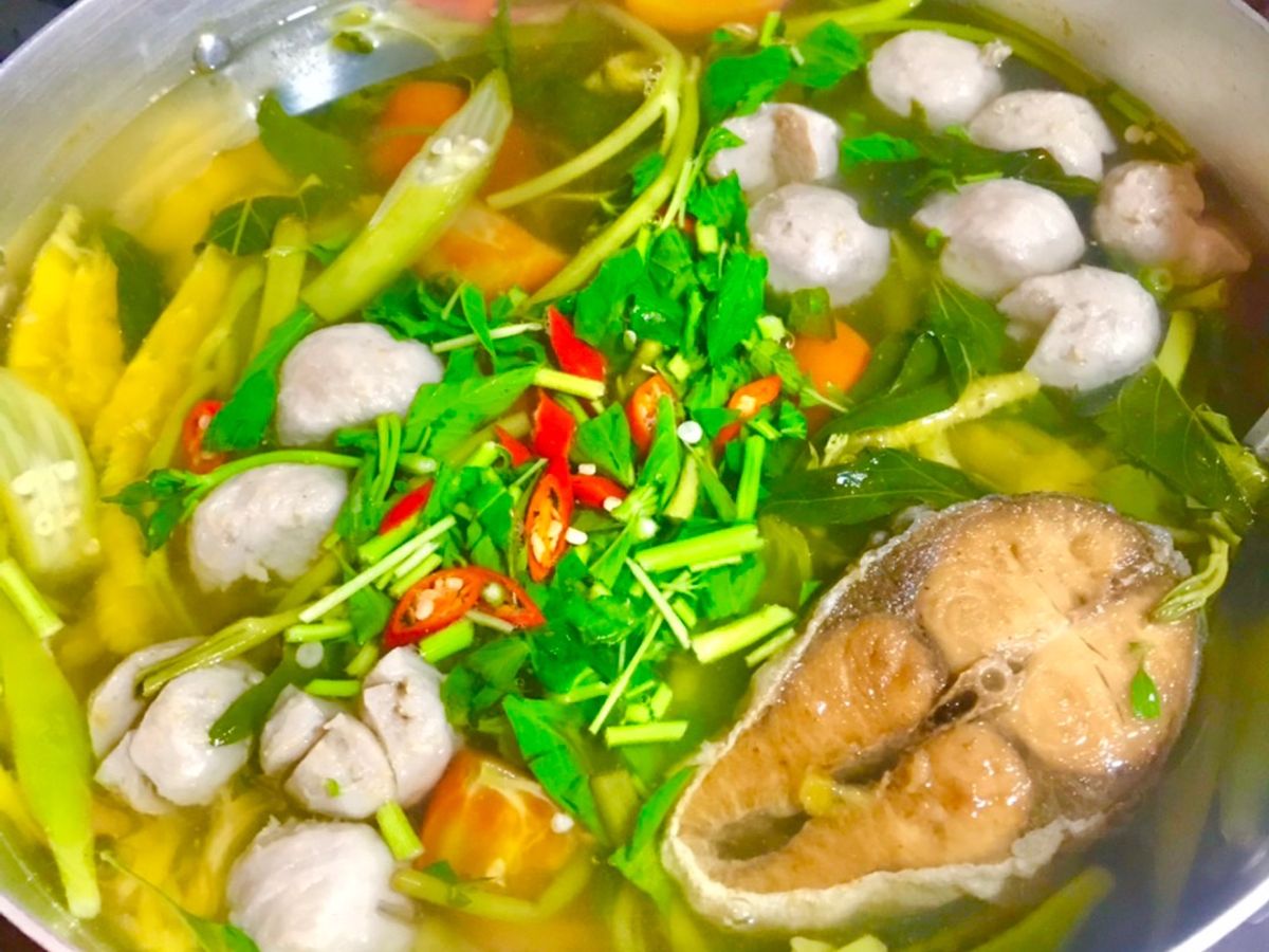 Canh chua cá cam bò viên (phiên bản vét tủ lạnh)