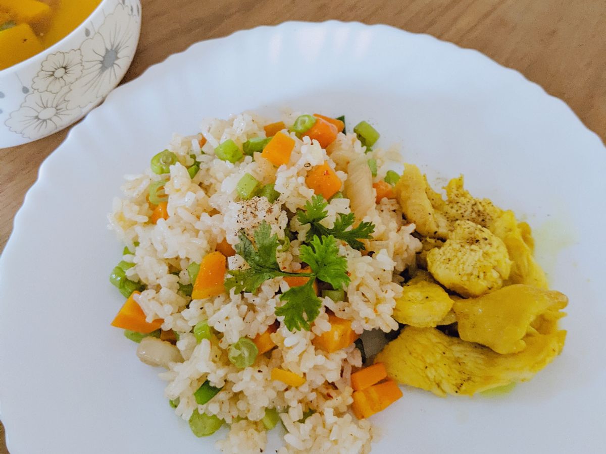 Cơm chiên kim chi và rau củ ăn cùng ức gà xào nghệ