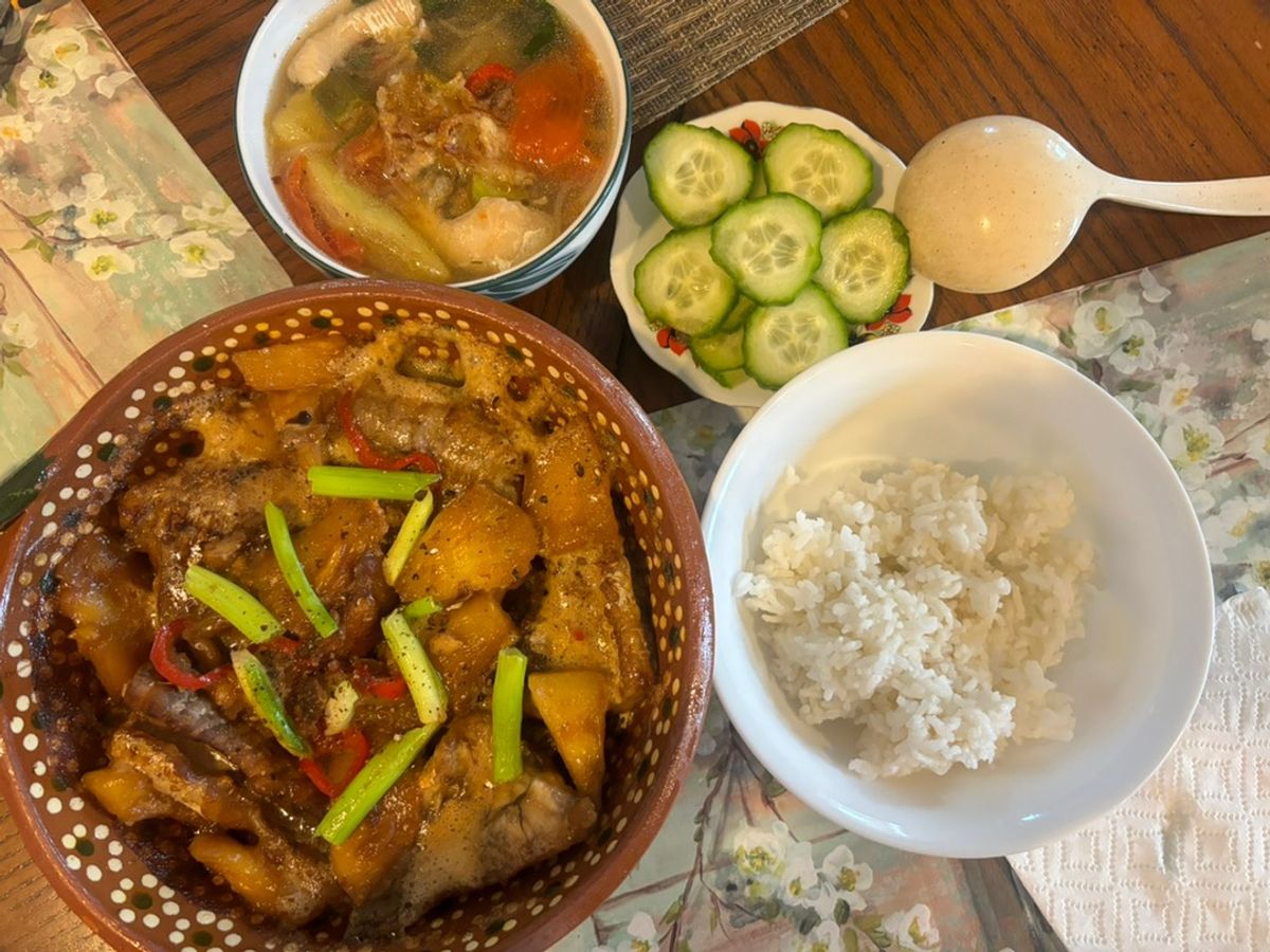 Canh chua, cá bông lau kho tộ