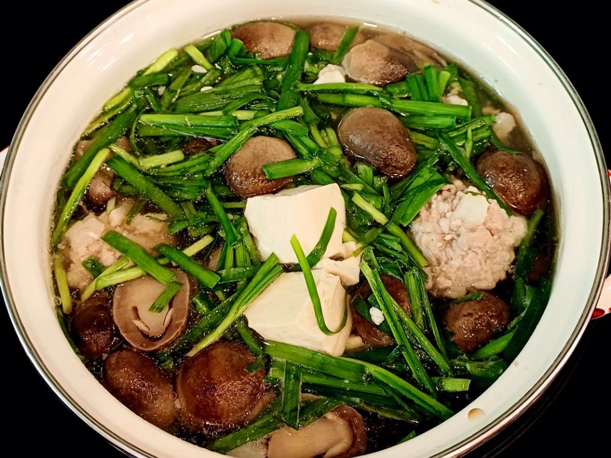 Canh hẹ nấu mọc thịt, đậu và nấm rơm