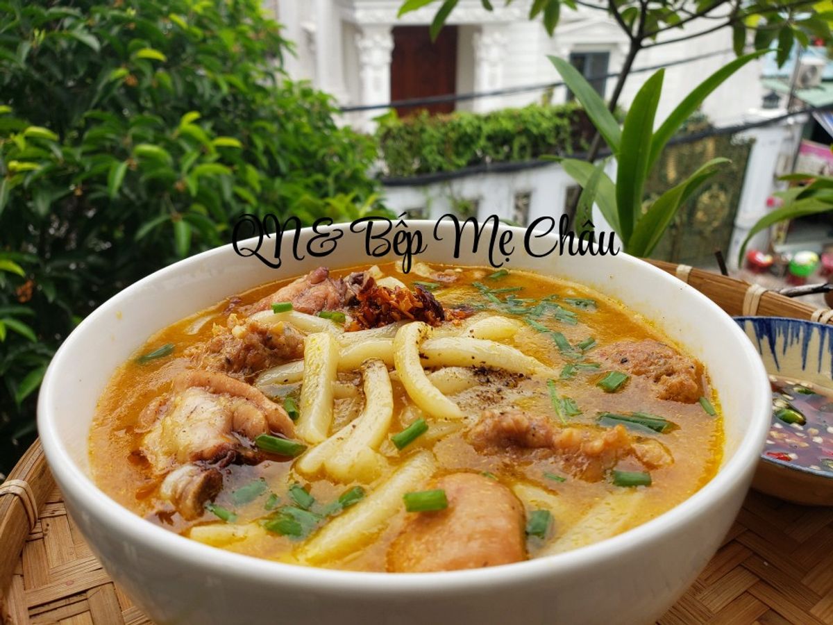 Bánh canh bột xắt nấu thịt gà,riêu tôm thịt