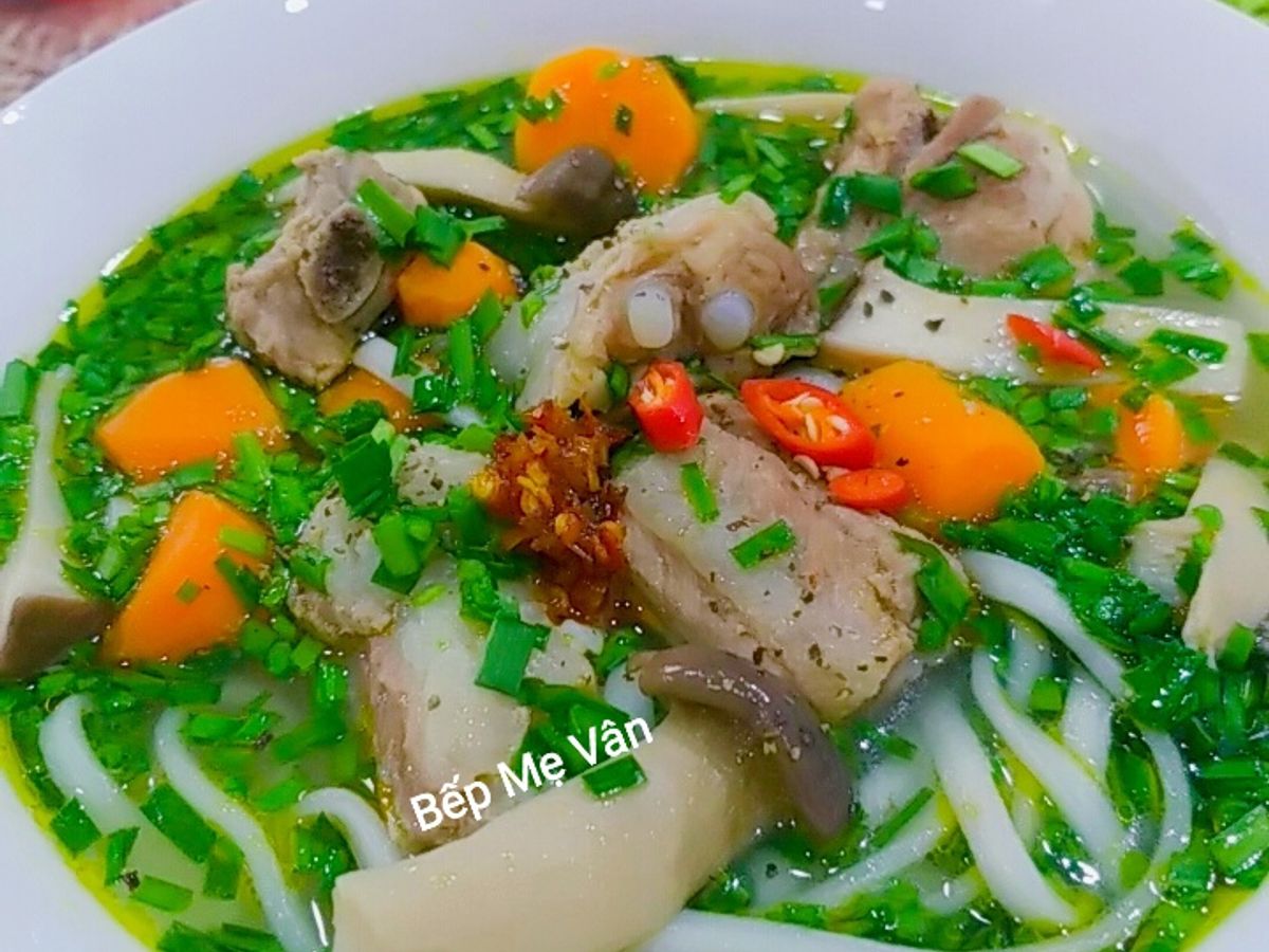 Bánh canh sườn heo cà rốt và nấm đùi gà