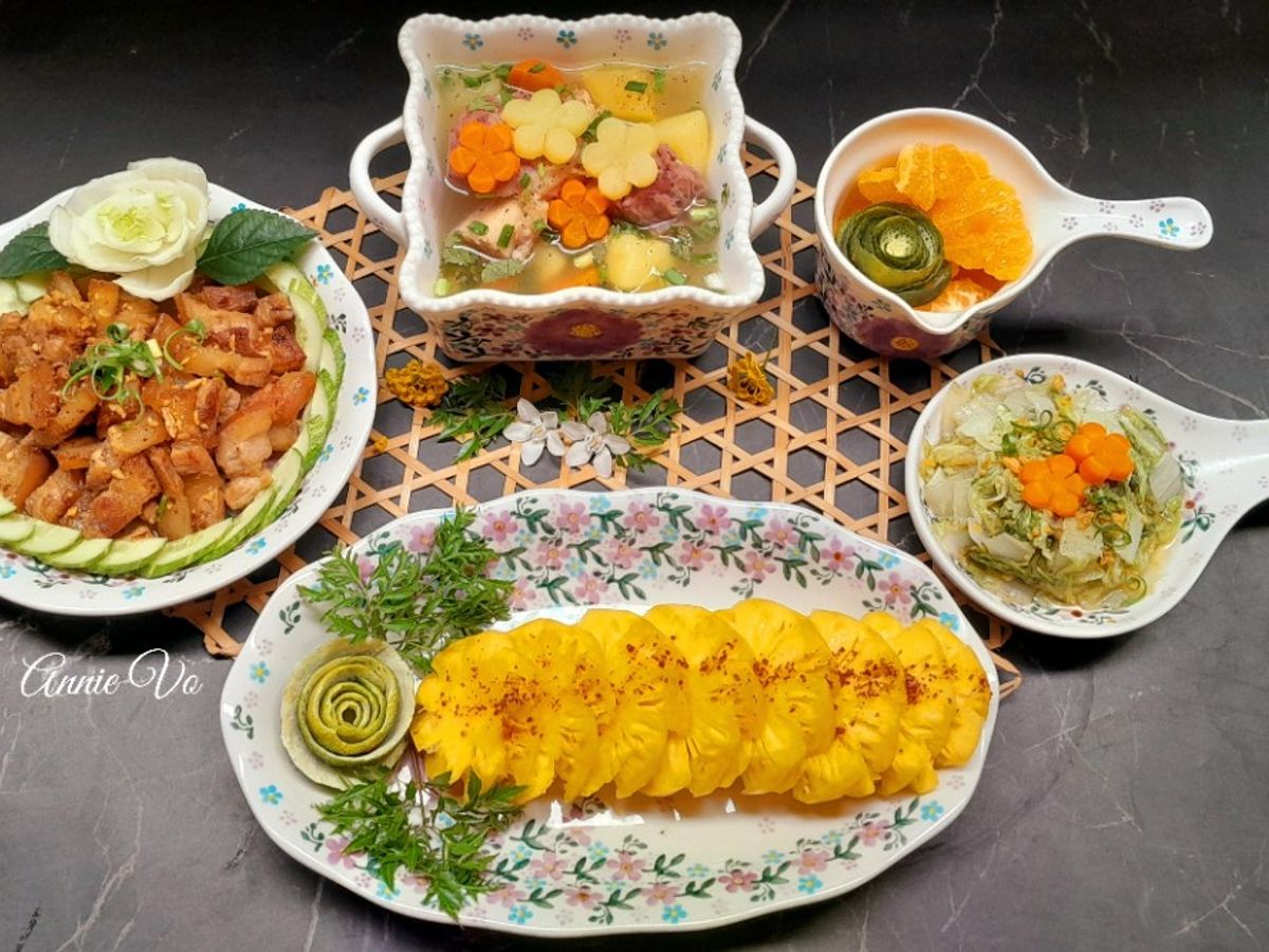Mâm cơm nhiều màu sắc hấp dẫn