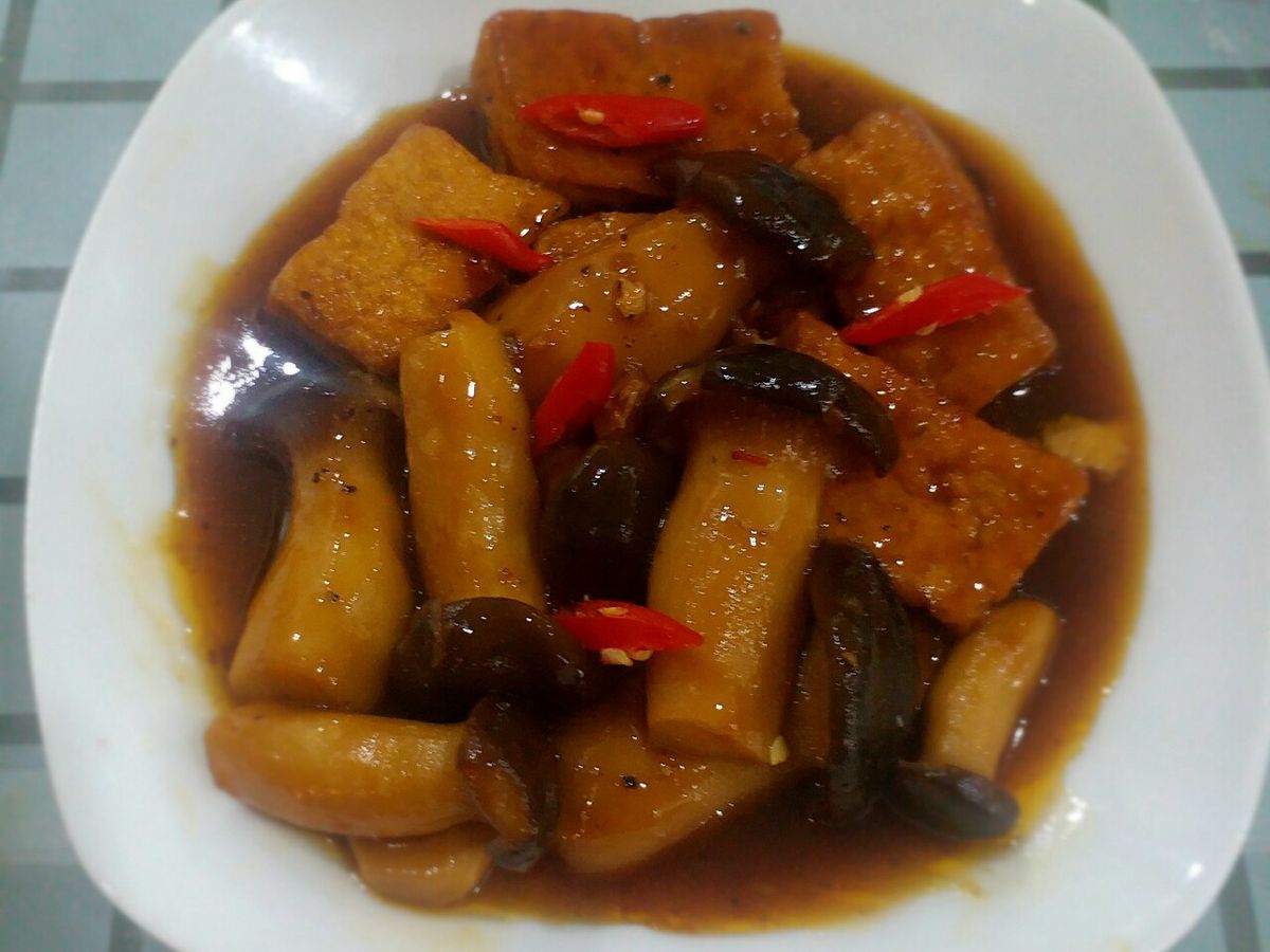 Đậu phụ nấm đùi gà kho tiêu