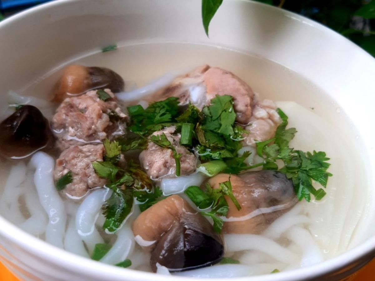 Bánh canh sườn thịt viên