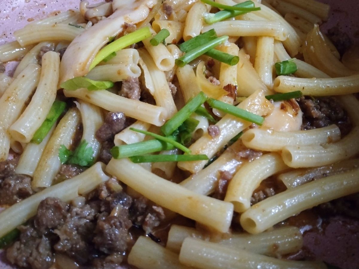 Nui xào bò và mực